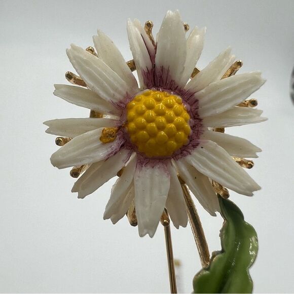 Vintage Lisner Daisy Brooch - Signed - Picture 8 of 8